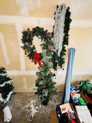 SNOOPY CHRISTMAS, A TREE WREATH AND GARLAND