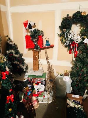 SNOOPY CHRISTMAS, A TREE WREATH AND GARLAND