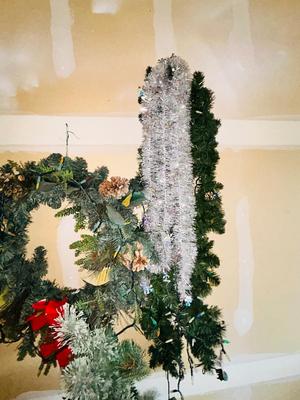 SNOOPY CHRISTMAS, A TREE WREATH AND GARLAND
