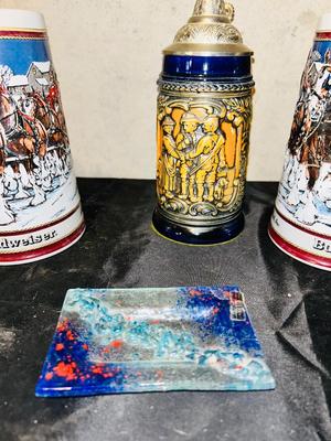 1989 BUDWEISER BEER STEINS, ART GLASS TRAY, AUSTRALIAN BELL/BOTTLE OPENER