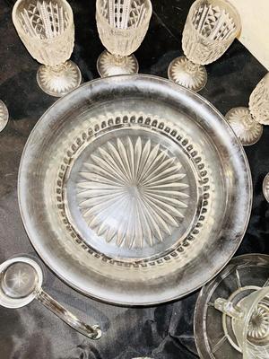 AN ASSORTMENT OF VINTAGE GLASSWARES