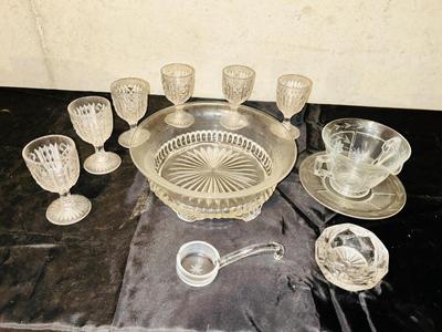 AN ASSORTMENT OF VINTAGE GLASSWARES