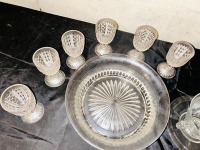 AN ASSORTMENT OF VINTAGE GLASSWARES