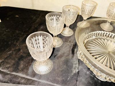 AN ASSORTMENT OF VINTAGE GLASSWARES