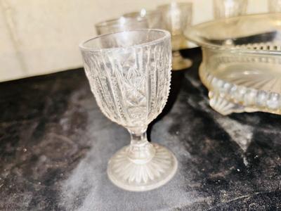 AN ASSORTMENT OF VINTAGE GLASSWARES