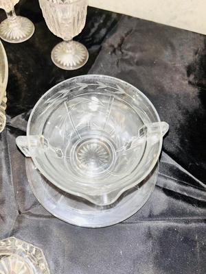 AN ASSORTMENT OF VINTAGE GLASSWARES