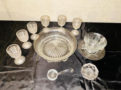 AN ASSORTMENT OF VINTAGE GLASSWARES