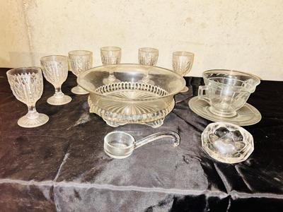 AN ASSORTMENT OF VINTAGE GLASSWARES