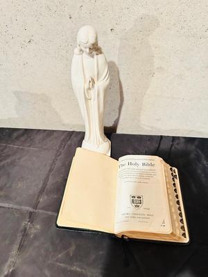 VTG NORCREST JAPAN PRAYING MADONNA STATUE AND HOLY BIBLE