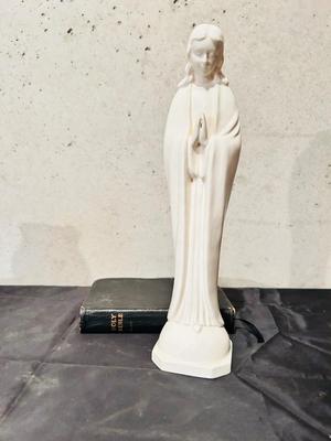 VTG NORCREST JAPAN PRAYING MADONNA STATUE AND HOLY BIBLE