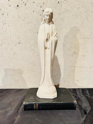 VTG NORCREST JAPAN PRAYING MADONNA STATUE AND HOLY BIBLE