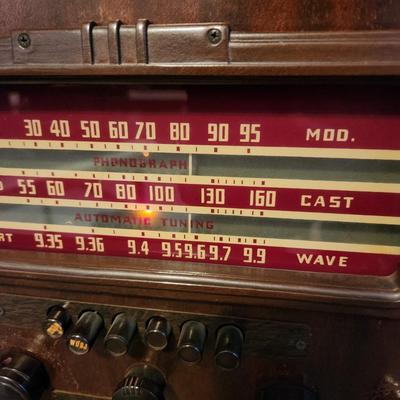 Vintage Radio Record Player Am Short Wave Powers Up