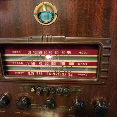 Vintage Radio Record Player Am Short Wave Powers Up