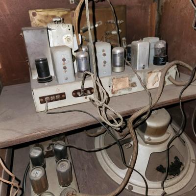 Vintage Radio Record Player Am Short Wave Powers Up