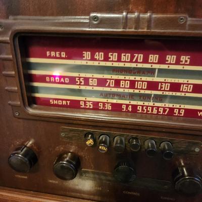 Vintage Radio Record Player Am Short Wave Powers Up