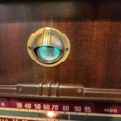 Vintage Radio Record Player Am Short Wave Powers Up