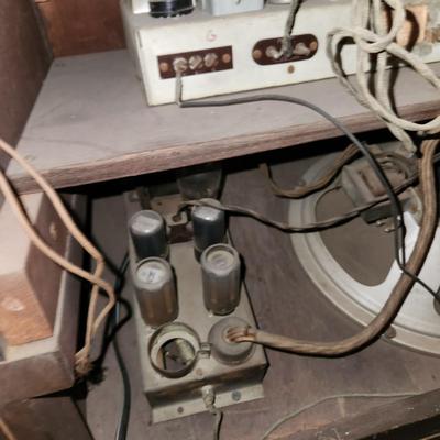 Vintage Radio Record Player Am Short Wave Powers Up