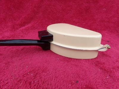 Interesting metal pan w/hinges in middle. Looks Fold in half to carry,