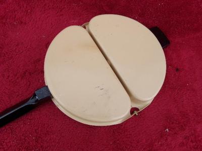 Interesting metal pan w/hinges in middle. Looks Fold in half to carry,