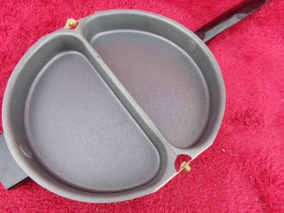 Interesting metal pan w/hinges in middle. Looks Fold in half to carry,