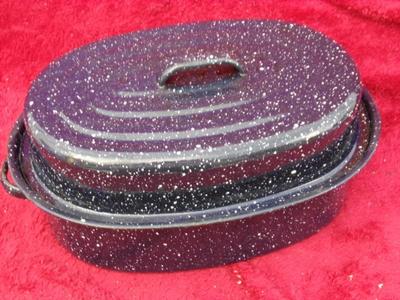 NICE little graniteware roaster w/lid. isn’t chipped or dented
