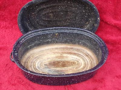 NICE little graniteware roaster w/lid. isn’t chipped or dented