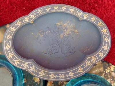 A group of soap dishes and ashtrays, those go together don’t they?!