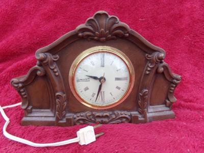A VTG electric mantel clock, it runs, we tried it.