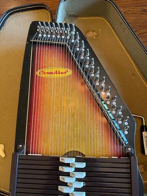 HENSON'S CHROMAHARP OR AUTOHARP IN HARD SIDED CASE