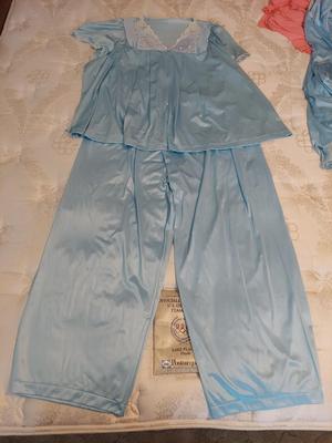 Large Mixed Vintage Clothing Lot (B3-BBL)