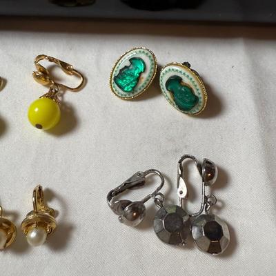 Large Collection of Clip-On/Screwback Earrings (B3-HS)