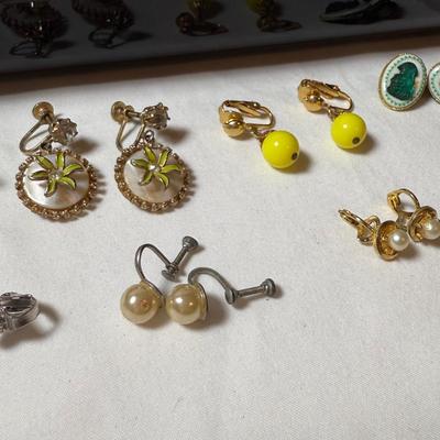 Large Collection of Clip-On/Screwback Earrings (B3-HS)