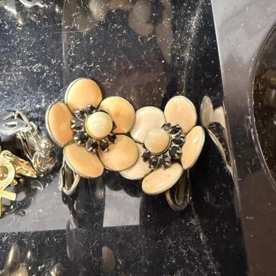 Large Collection of Clip-On/Screwback Earrings (B3-HS)