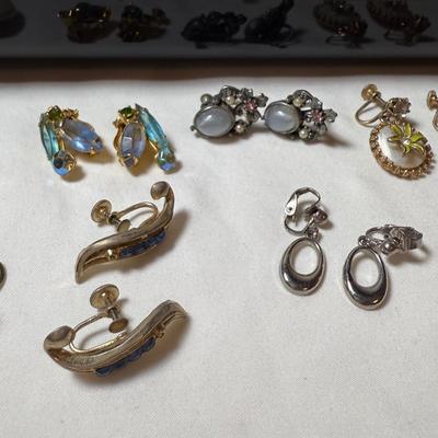 Large Collection of Clip-On/Screwback Earrings (B3-HS)