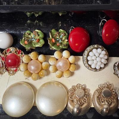 Large Collection of Clip-On/Screwback Earrings (B3-HS)