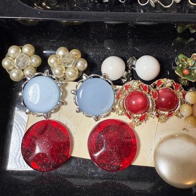 Large Collection of Clip-On/Screwback Earrings (B3-HS)