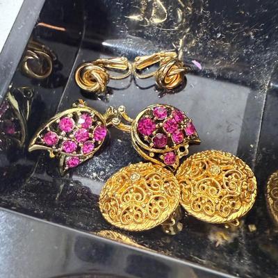 Large Collection of Clip-On/Screwback Earrings (B3-HS)