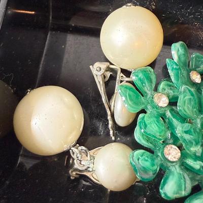 Large Collection of Clip-On/Screwback Earrings (B3-HS)
