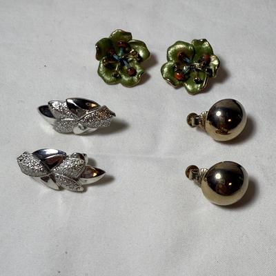 Large Collection of Clip-On/Screwback Earrings (B3-HS)