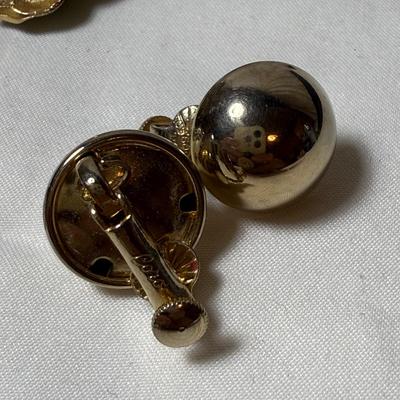 Large Collection of Clip-On/Screwback Earrings (B3-HS)