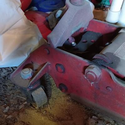 LOT 76: Snap-On 1-1/2 Ton Service Jack YA-632