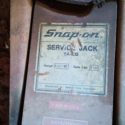 LOT 76: Snap-On 1-1/2 Ton Service Jack YA-632