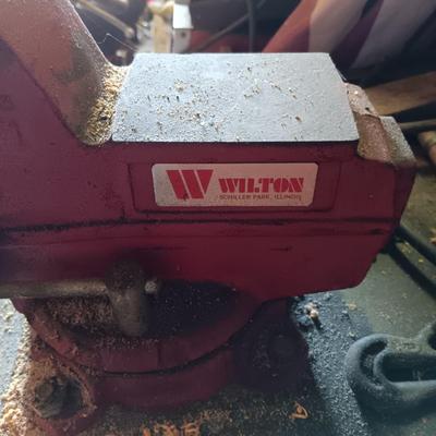 LOT 77: Wilson 645 Swivel Bench Vise