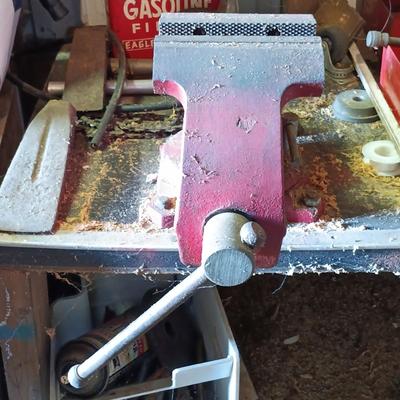 LOT 77: Wilson 645 Swivel Bench Vise