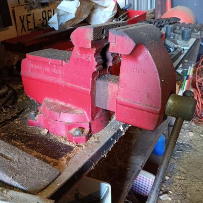 LOT 77: Wilson 645 Swivel Bench Vise