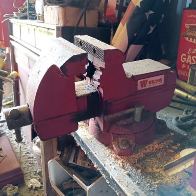 LOT 77: Wilson 645 Swivel Bench Vise