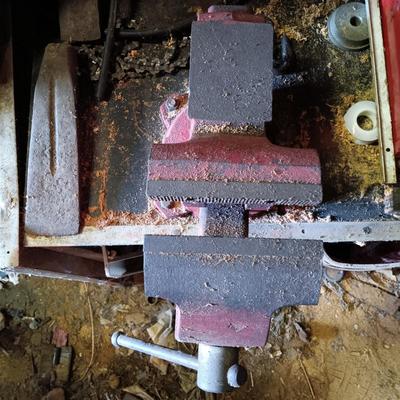 LOT 77: Wilson 645 Swivel Bench Vise