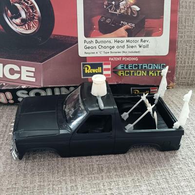LOT 172: Revell Police Bike Model Kit H-802 with Model Car Parts