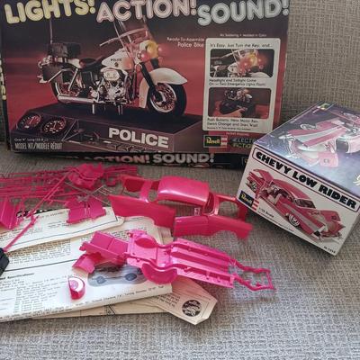 LOT 172: Revell Police Bike Model Kit H-802 with Model Car Parts