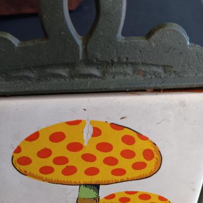 LOT 186: Vintage Kitchen Collection